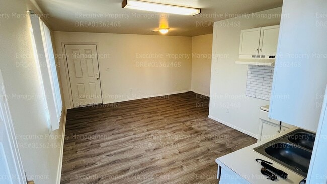 Building Photo - 1142 8th Pl