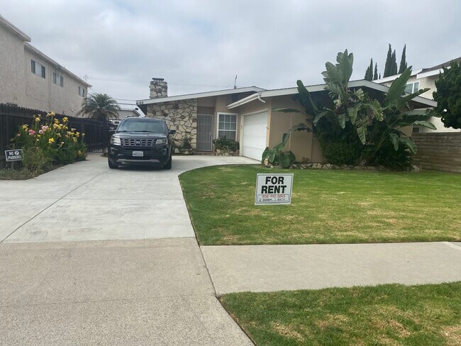 house at front of units - 4164 Howard Ave