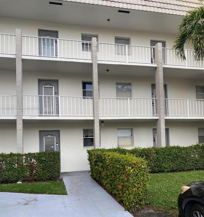Foto del edificio - 8460 Sunrise Lakes Blvd