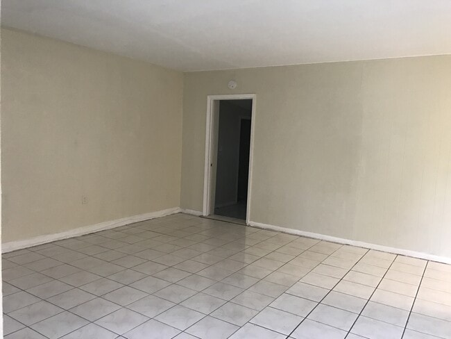 Building Photo - Nice 4-2 House with Central AC & Backyard
