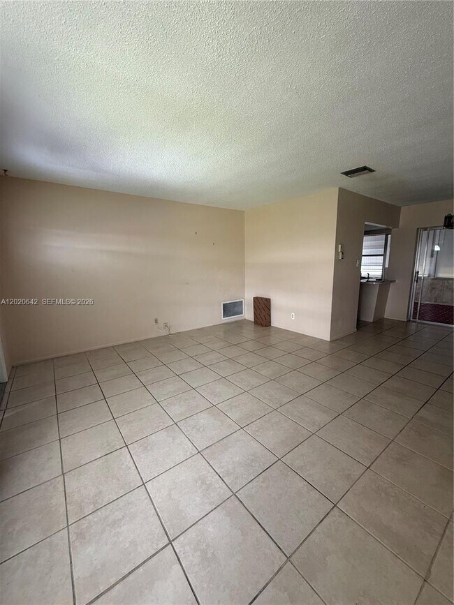 Foto del edificio - 8107 NW 58th Pl