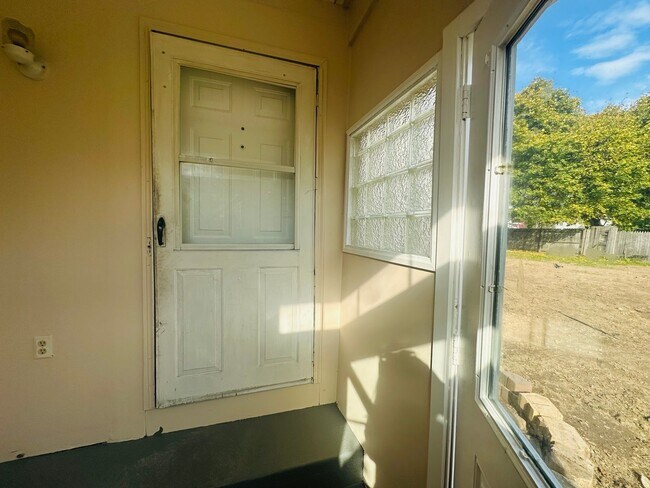 Foto del edificio - MOVE-IN READY !! BEAUTIFULLY  PROPERTY WITH HUGE YARD