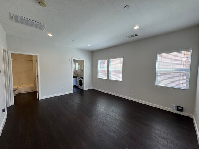 Building Photo - 374 41st St
