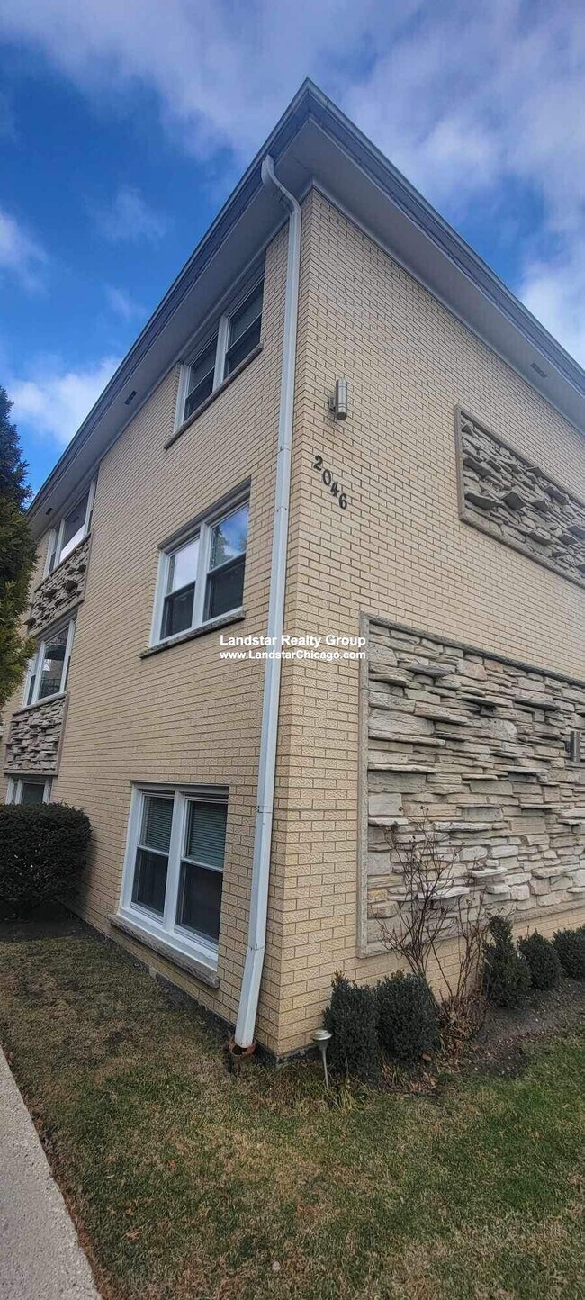 Foto del edificio - 2048 W Summerdale Ave