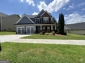 Building Photo - 2405 Village Green Dr
