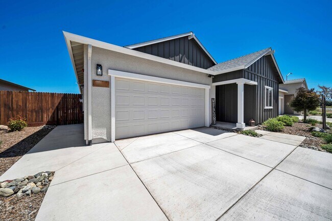 Building Photo - Beautiful New 4 Bedroom/2 Bath Furnished H...