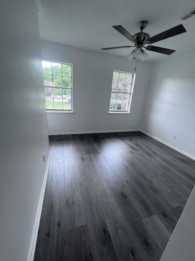 Building Photo - 1307 W Meadowview Rd