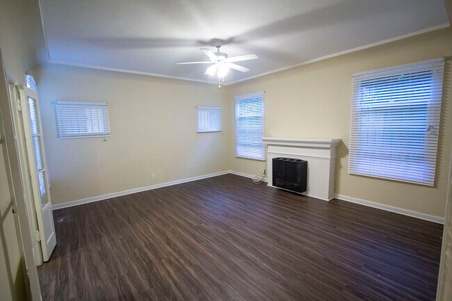 Foto del edificio - 7215 Willoughby Ave