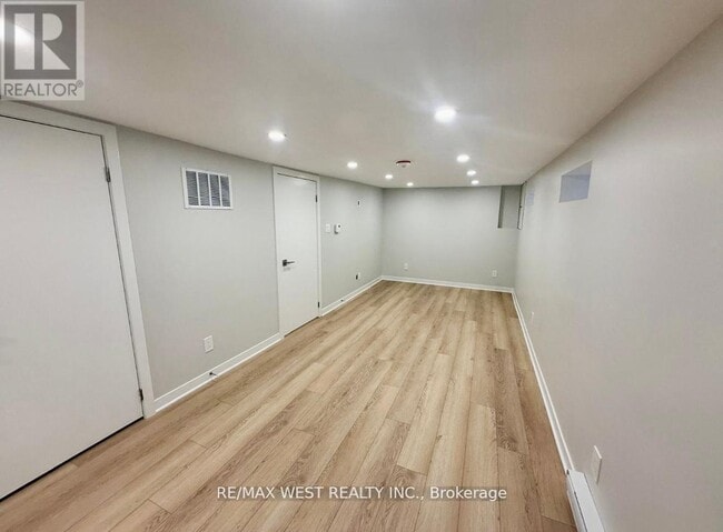 Building Photo - 10 Vimy Ave