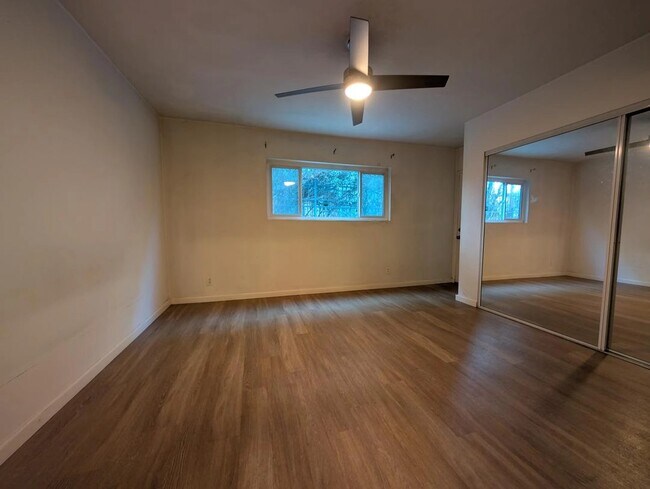 Foto del edificio - 6142 Eleanor Ave