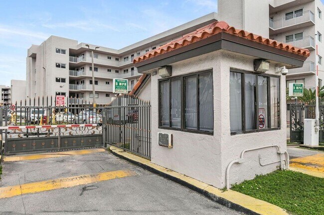 Foto del edificio - 9915 W Okeechobee Rd