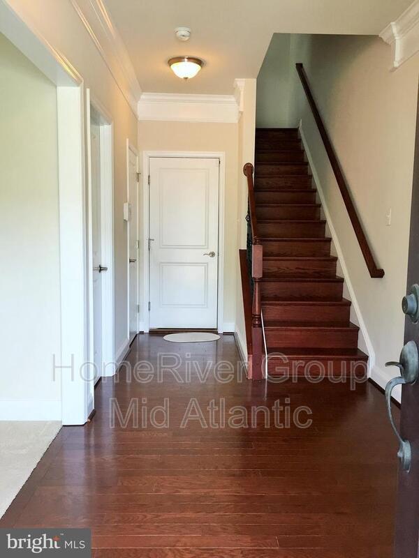 Building Photo - 146 Linden Pl
