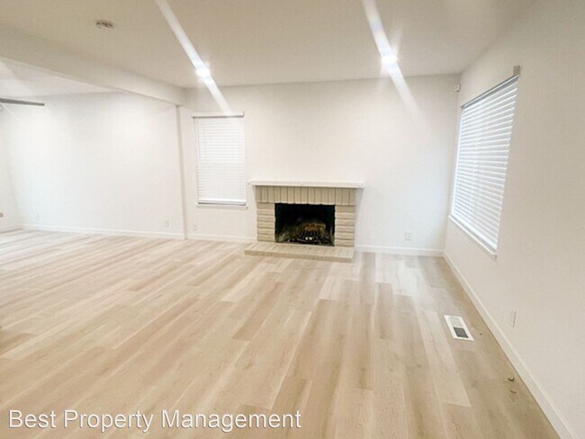 Building Photo - 4 br, 2.5 bath House - 3094 Dickens Court