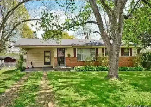 Front of home and covered carport - 610 Avenue C SE