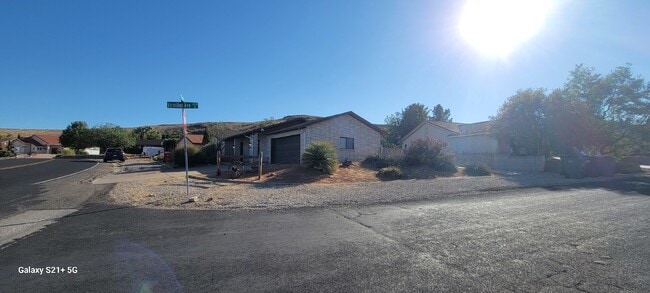 Building Photo - "Charming 3-Bed, 2-Bath Gem in St. George - Bloominton Hills  - Available March 2026