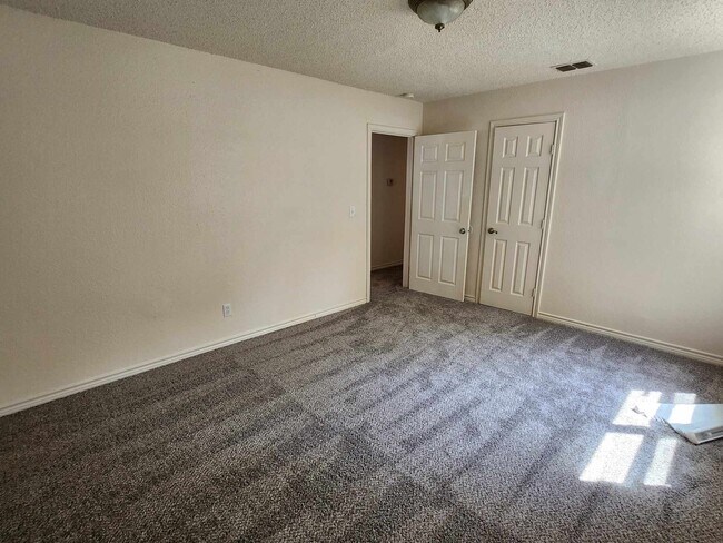 Building Photo - 1908 Circle Dr