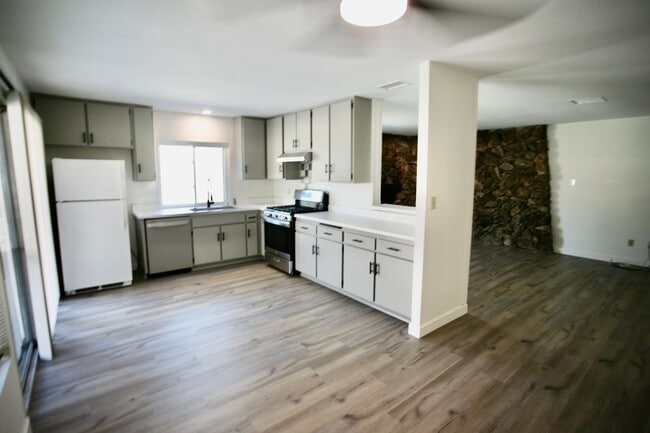 Building Photo - 3br, 2ba in a Great Family Neighborhood Av...