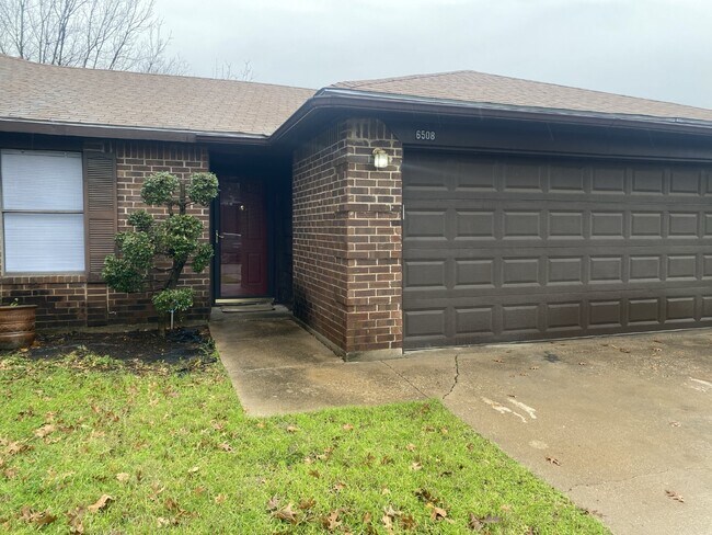 Building Photo - Immaculate 3-bedroom, 2-bathroom single fa...