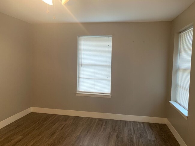 Building Photo - 2/2 with fenced yard and 2 living areas