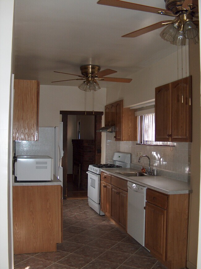 Kitchen - 171 Lexington Ave