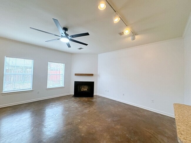 Foto del edificio - 3 Bedroom Townhouse in Cypress Point Subdi...