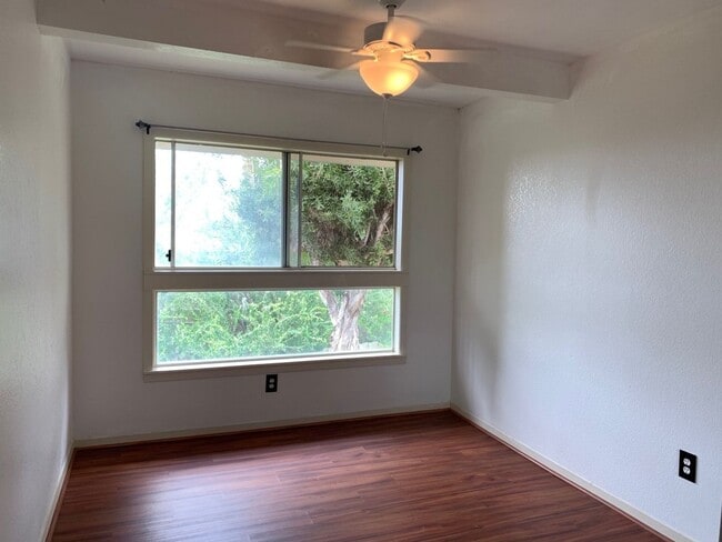 Foto del edificio - 2 bed 1 bath with 2 assigned parking in Ma...