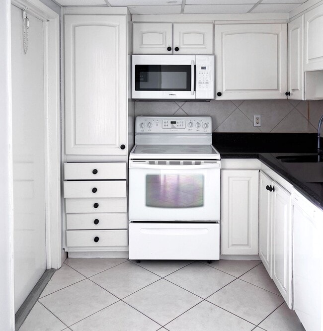 Photo - 3050 N Palm Aire Dr Apartment