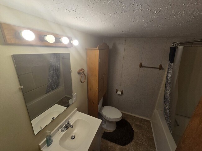 Foto del edificio - Charming 2BR Duplex in Waterford