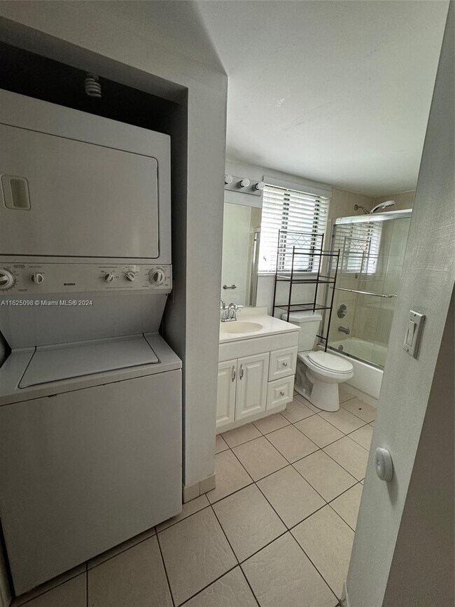Foto del edificio - 15579 N Miami Lakeway