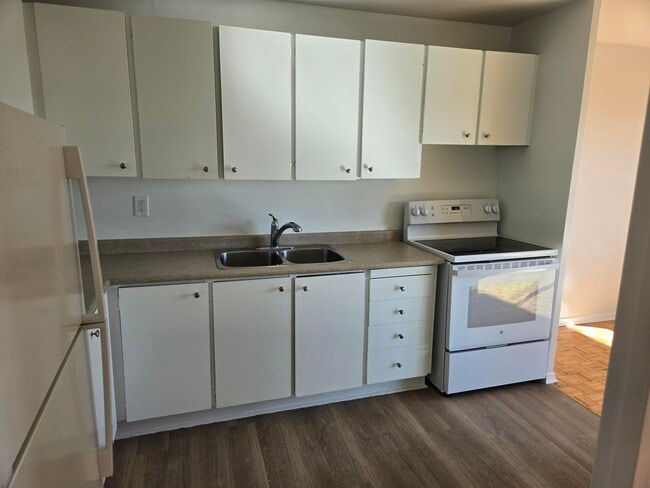 Building Photo - 2600 Finch