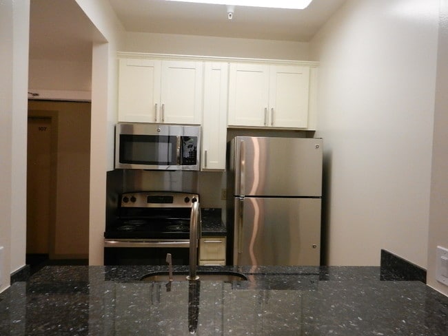 Kitchen - Lake Park Terrace Apartments