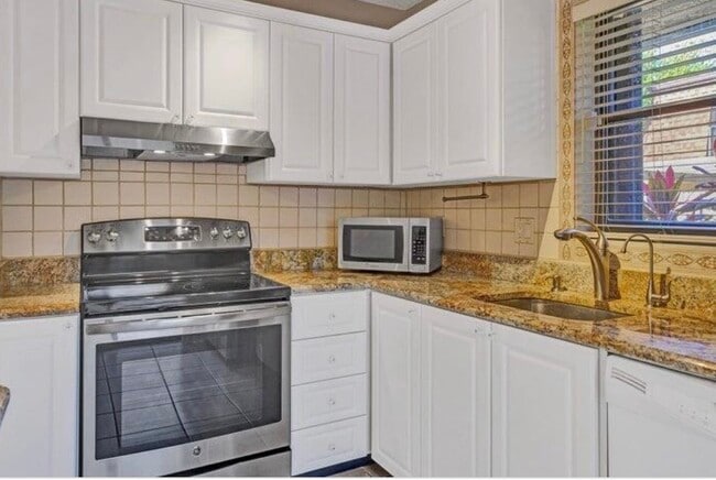 Building Photo - 3134 SW 20th Ter