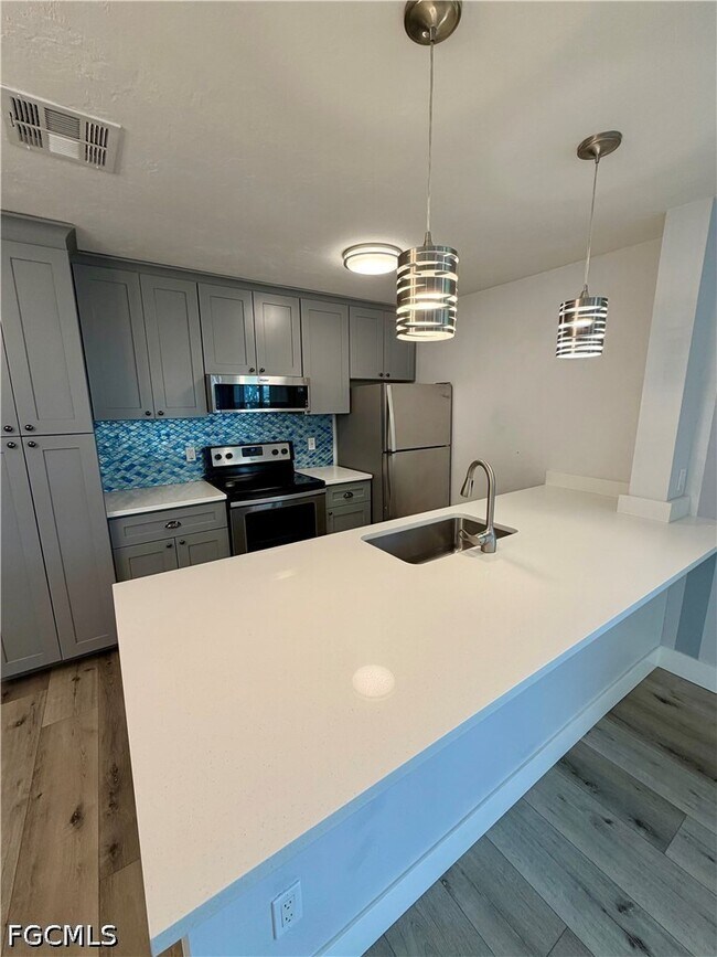 Foto del edificio - 3032 SE Santa Barbara Pl