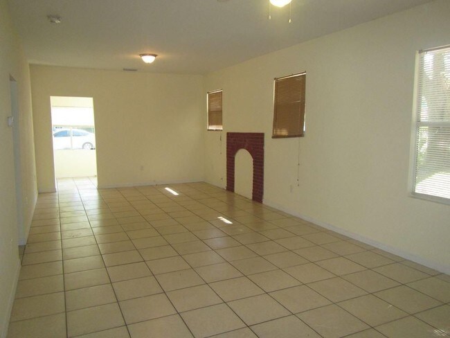 Building Photo - 7102 N Taliaferro Ave