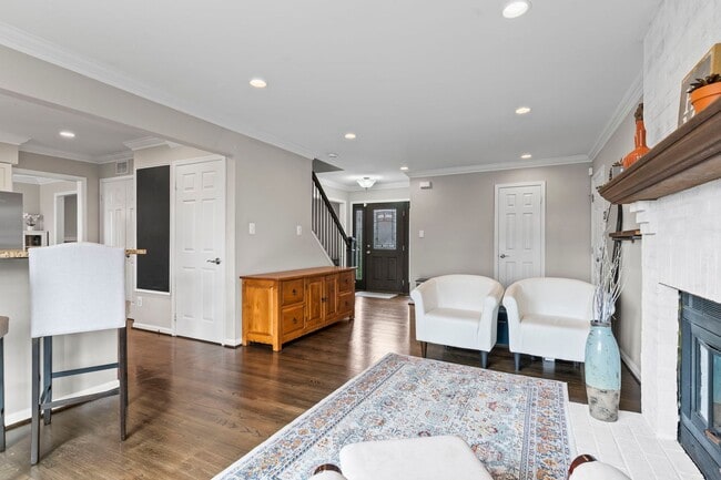 Building Photo - 5 bd/3.5 bath sprawling home on quiet West Falls Church cul-de-sac.