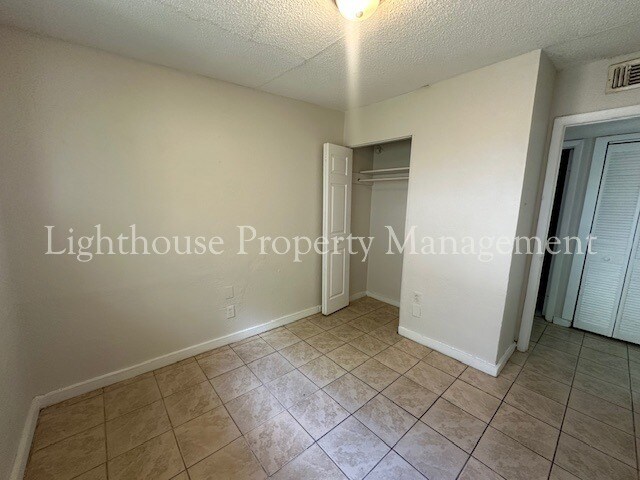 Foto del edificio - Bright 4 Bedroom Home With Tile Flooring Throughout