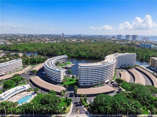 Foto del edificio - 1319 E Hillsboro Blvd