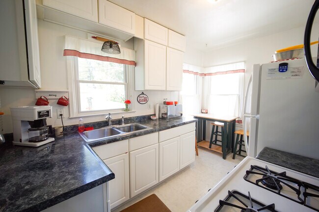Building Photo - 1310 W 7th St