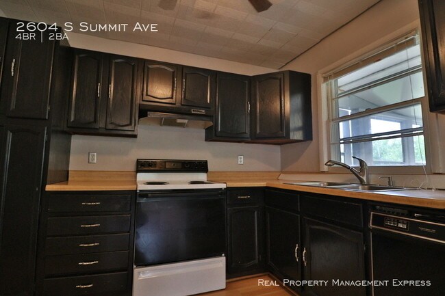 Building Photo - 2604 S Summit Ave