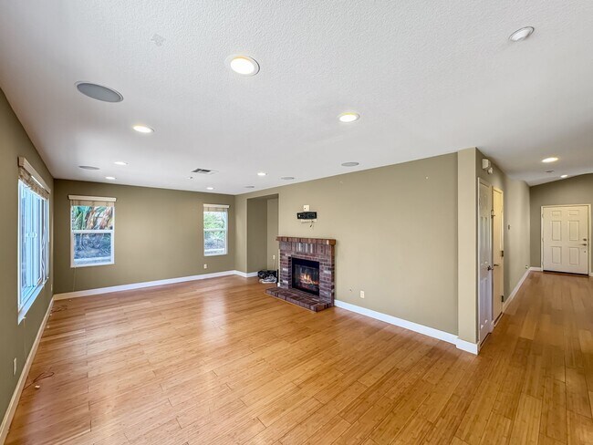 Foto del edificio - Bright & Spacious 3B/3BA Home with Communi...