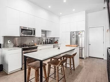 Foto del edificio - Stunning ''Six on Summit'' Contemporary home. Clean lines & wonderful light throughout.