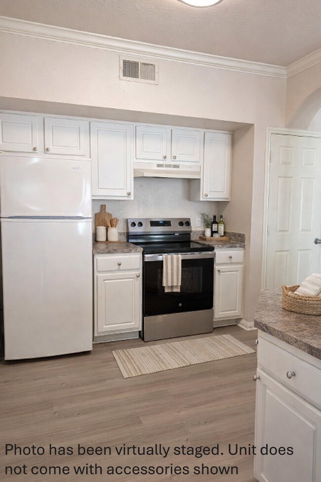 Photo - Spacious, bright 1x1 768 square feet! New flooring throughout, full size washer/dryer & balconette! Apartment