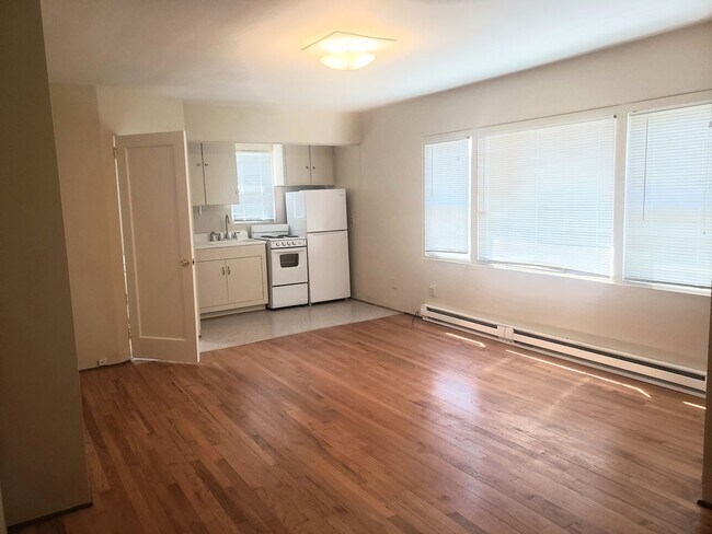 Foto del edificio - Classic Studio Apartment in The Heart of Sellwood