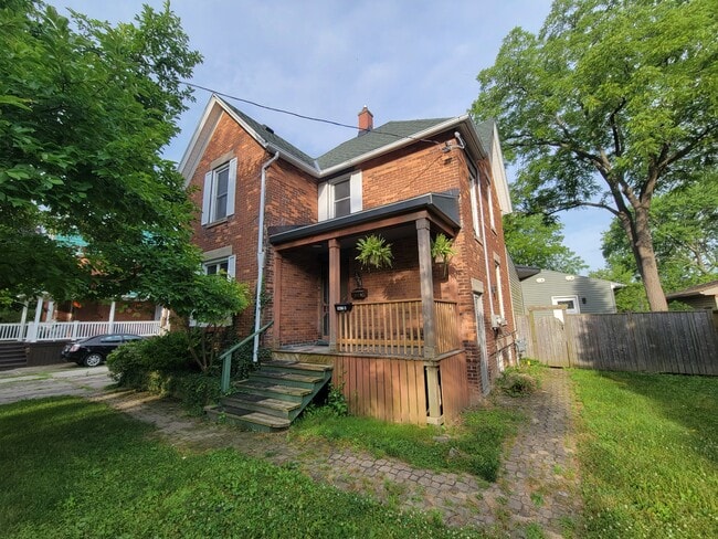 Photo du bâtiment - 321 Russell St S