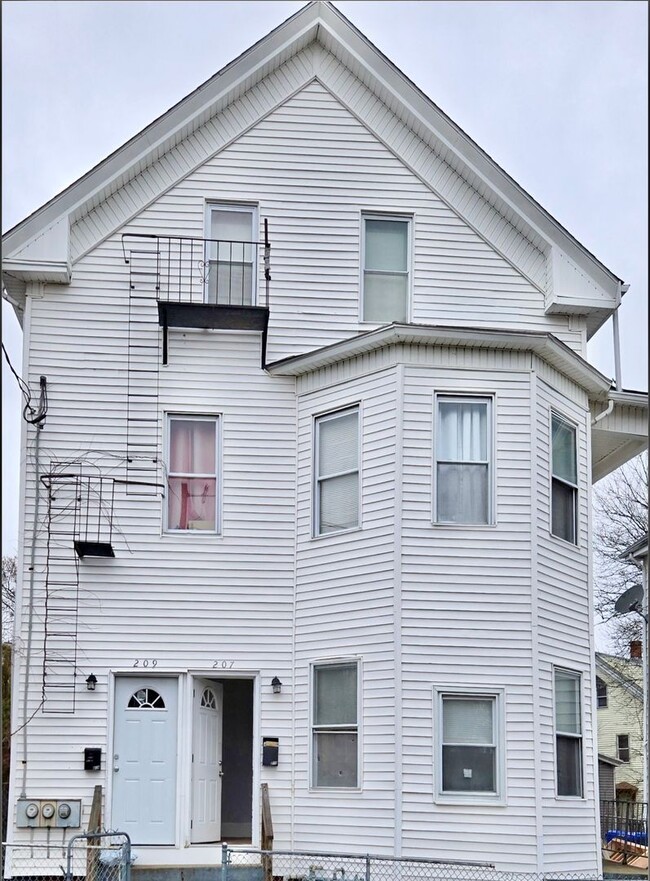 Building Photo - 207-209 Pawtucket Avenue