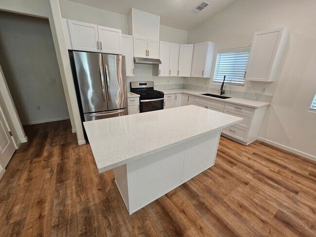 Foto del edificio - 3 Bedroom 2 Bathroom Duplex for Rent in Corning!