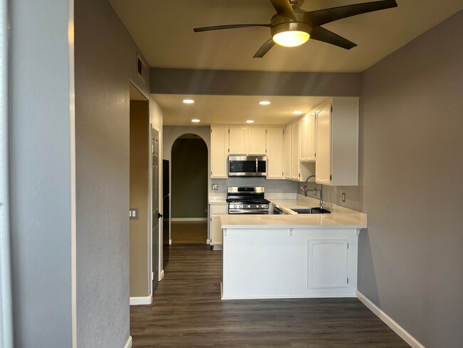 Building Photo - 3bd/2ba Downstairs corner unit with A/C!