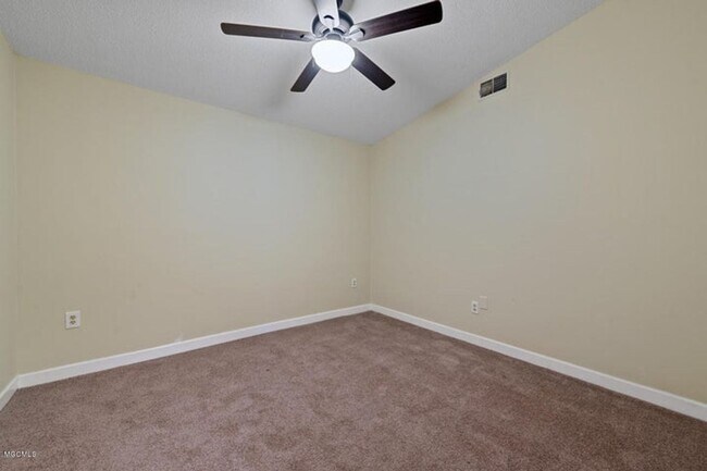 Foto del edificio - 320 Lakeview Blvd