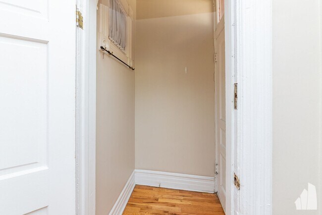 Building Photo - 1431 W Belmont Ave