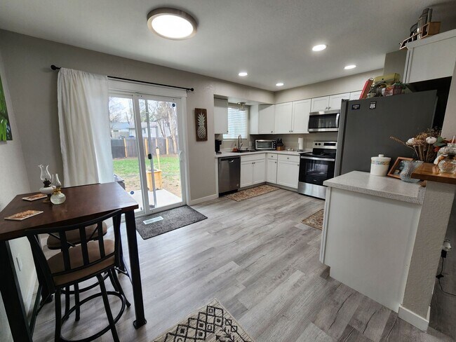 Foto del edificio - Cozy 3/2/2 Home Located Near Fort Carson &...